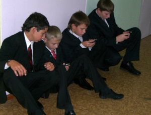 Онищенко оспорил идею о запрете использования смартфонов школьниками