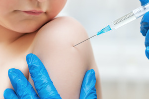 ВОЗ одобрила применение прививки против COVID-19 у подростков