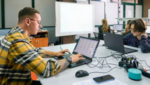 Все учителя московских школ получили рабочие ноутбуки 